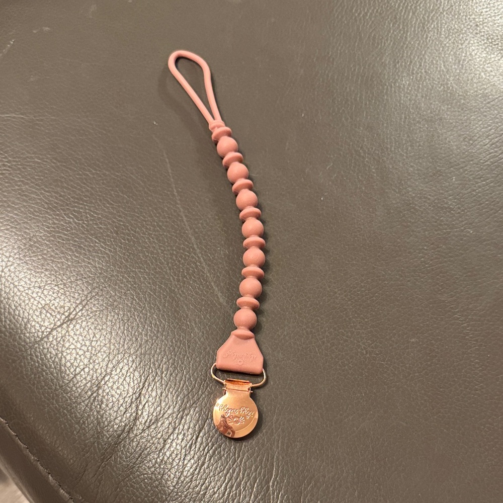 Itzy Ritzy Pacifier Clip